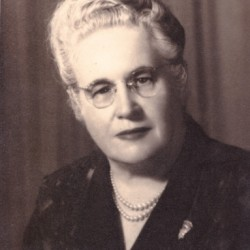 ANGELA CAPOVILLA DE RETTO: SITIAL DE LA DRA. MÓNICA A. NAZARENO